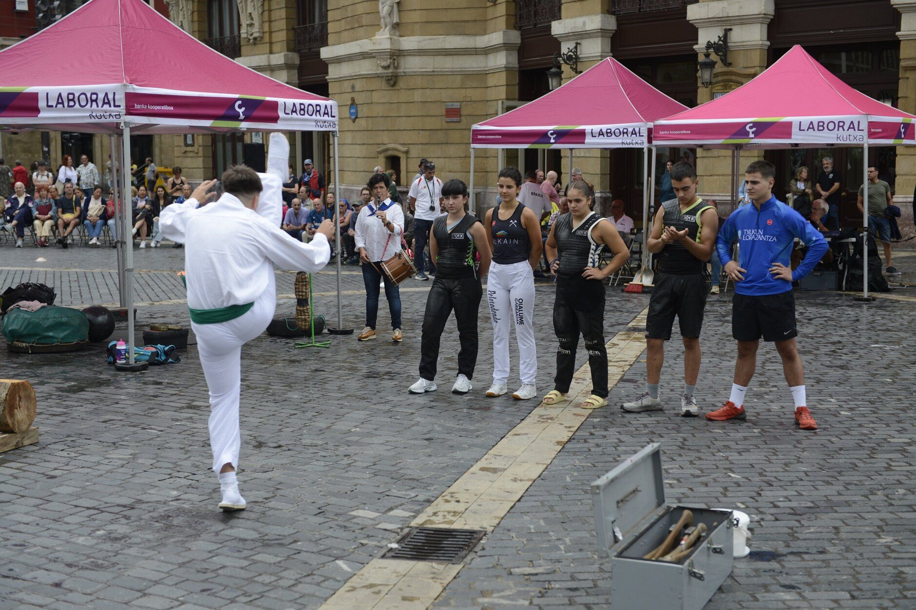En fotos: herri kirolak en la plaza del Arriaga