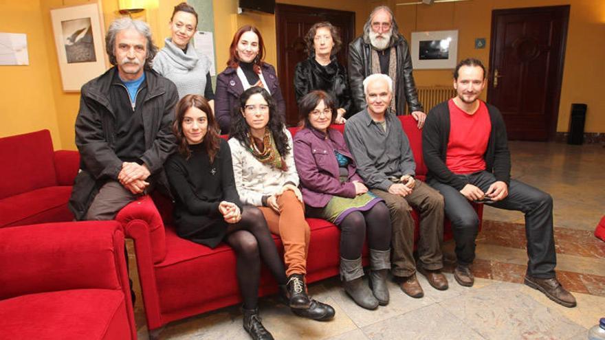 De izquierda a derecha, en la fila de atrás, Ramón Marco, Virginia Cervera, Izaskun Mujika, Nanna Sánchez y Javier Ibáñez; sentados, también de izquierda a derecha, Ana Maestrojuán, Verónica Eguaras, Asun Abad, Ángel Sagüés y Sergio de Andrés, ayer en el