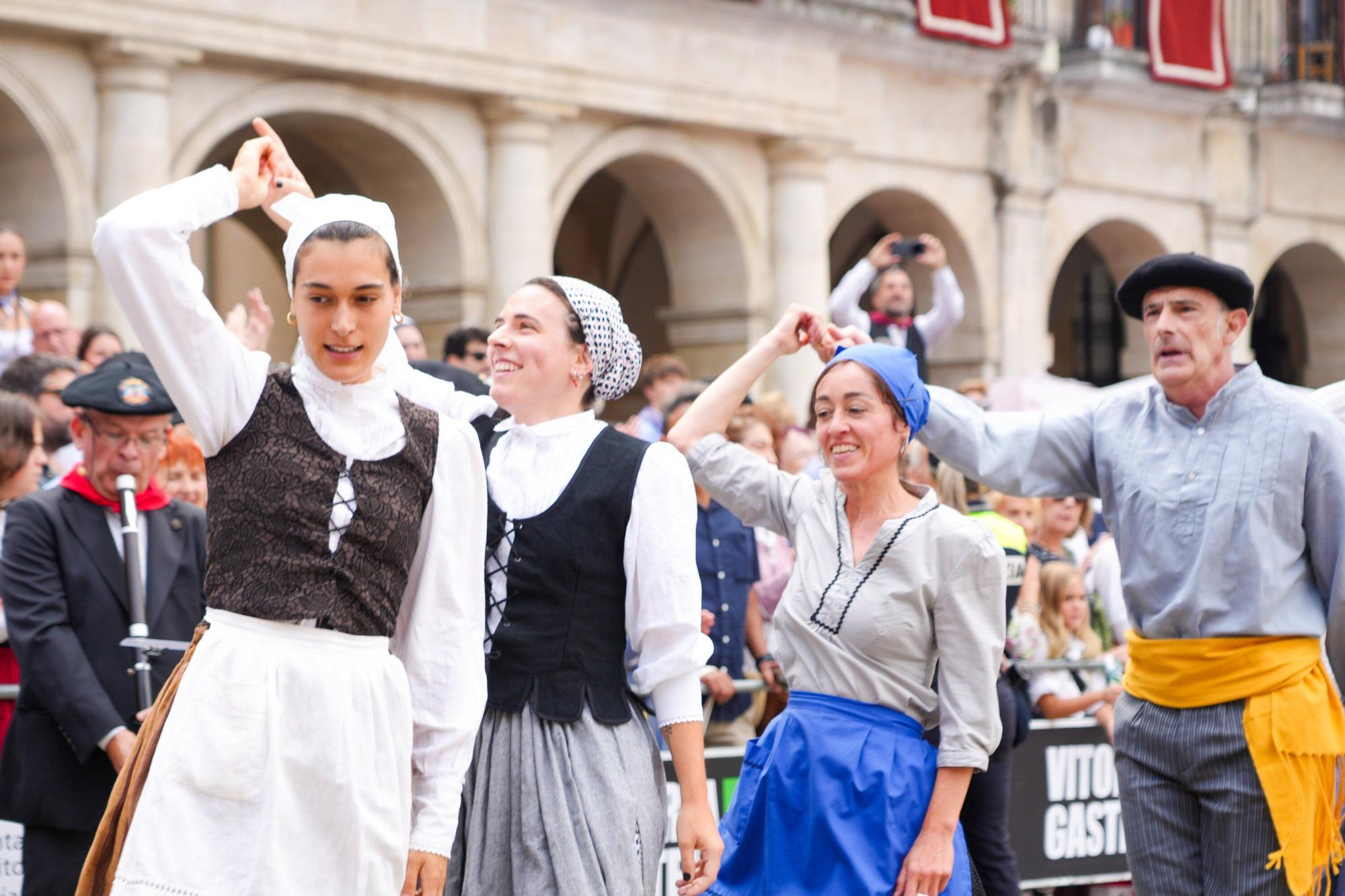 En imágenes: Los dantzaris se adueñan de la Plaza Nueva en el tradicional Zortziko