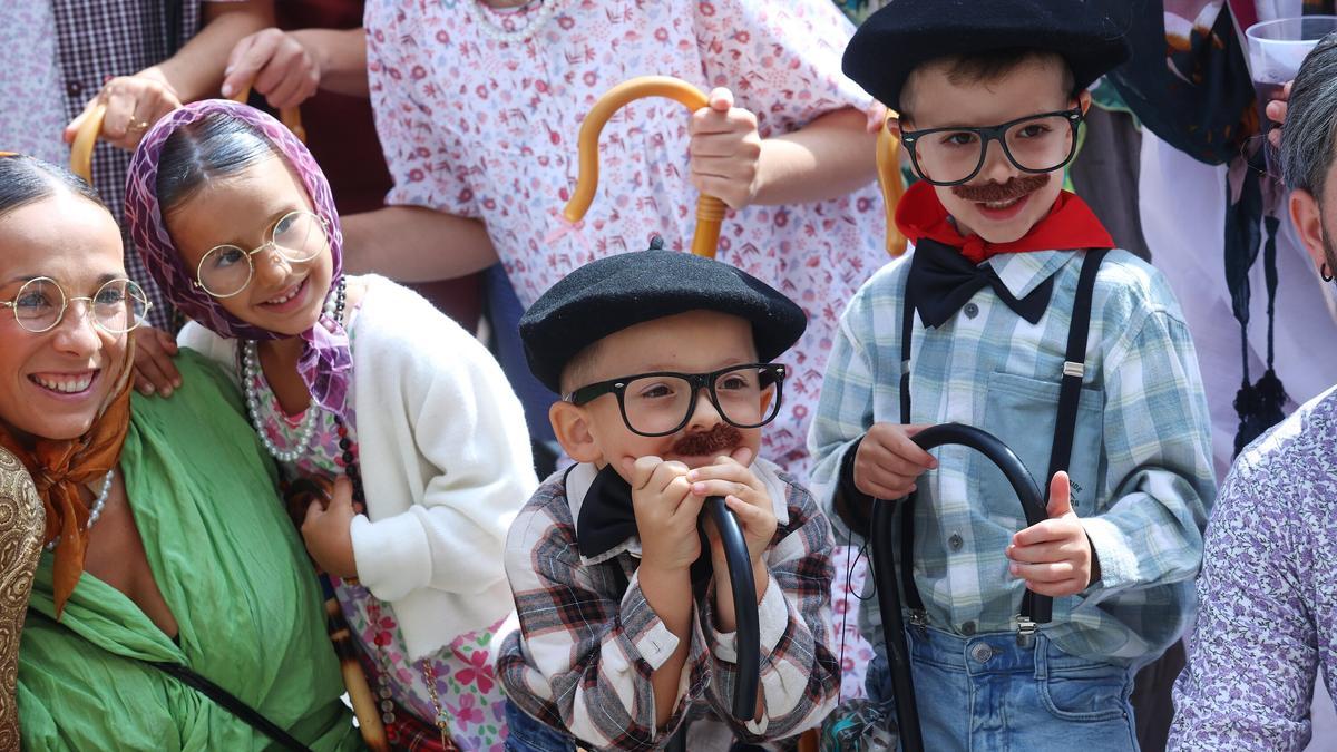 Todas las generaciones, incluso los más pequeños, formaron parte del desfile festivo en Noáin. 