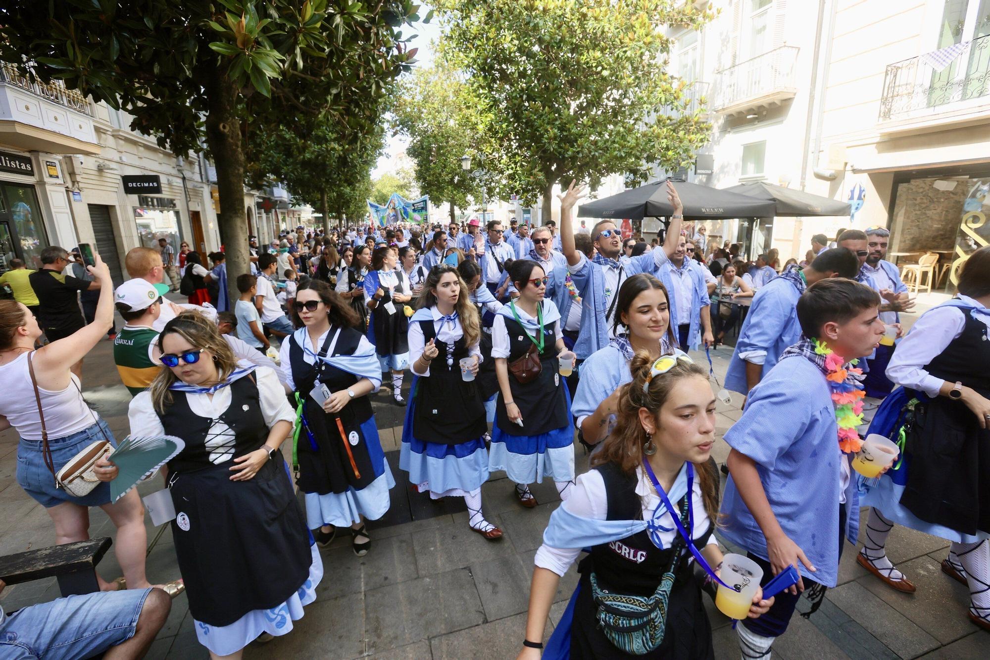 En imágenes: Blusas y neskas desfilan en el segundo paseíllo