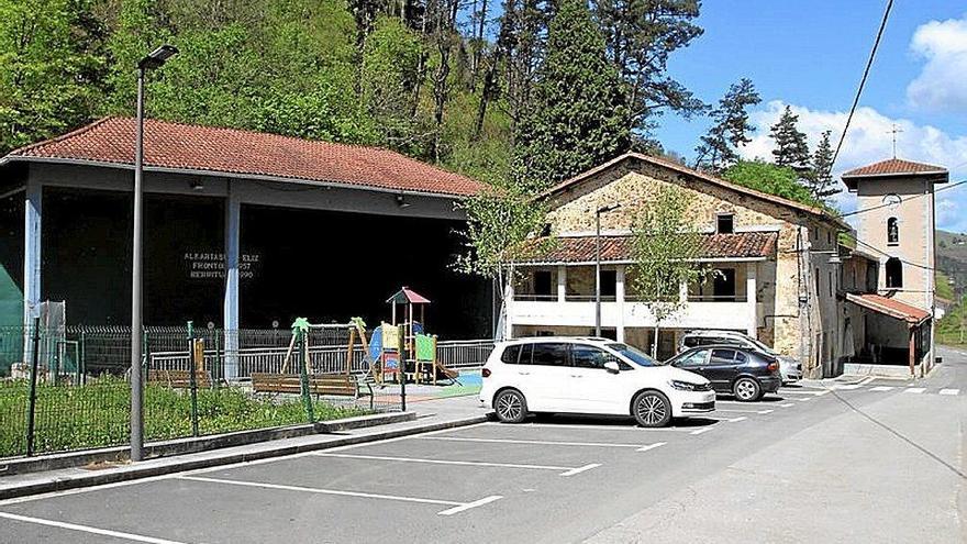 Azpeitia acometerá la mejora del frontón y de la red de saneamiento de Aratz-Erreka