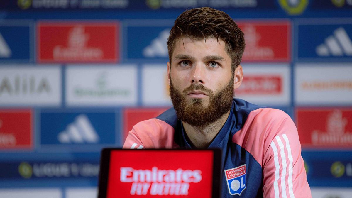 El central del Olympique de Lyon Duje Caleta Car, durante una rueda de prensa