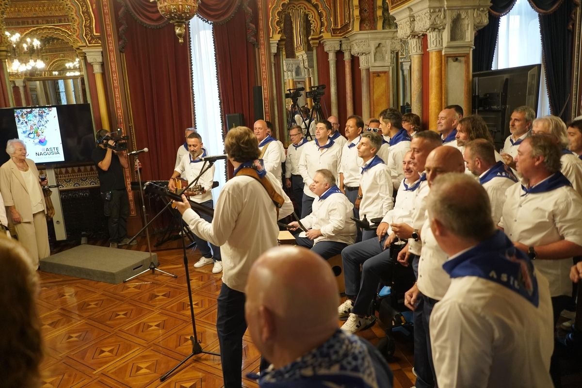 Recepción a la sociedad bilbaina en el Ayuntamiento de Bilbao