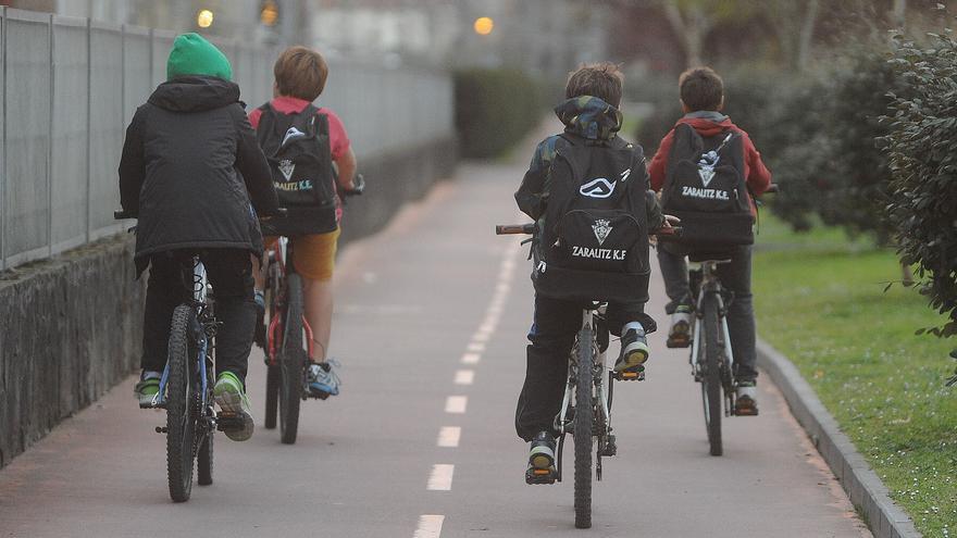 La Policía Local de Zarautz empieza a multar a los ciclistas que circulen sin luces