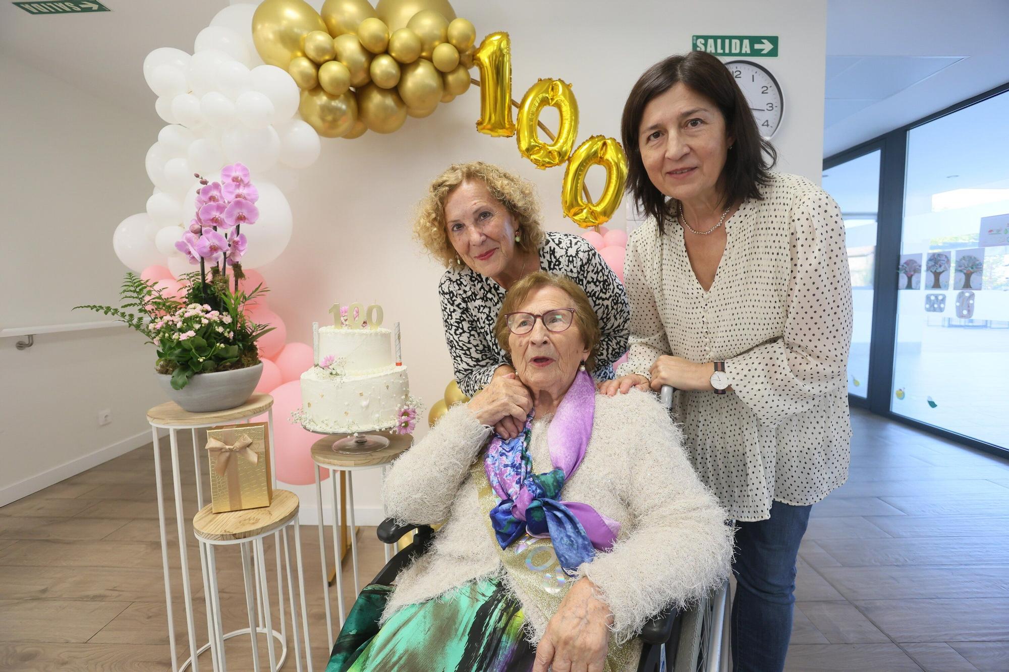 En imágenes: María Purificación López de Viñaspre celebra un siglo de vida rodeada de familiares, amigos y personal en la residencia Betania Garden
