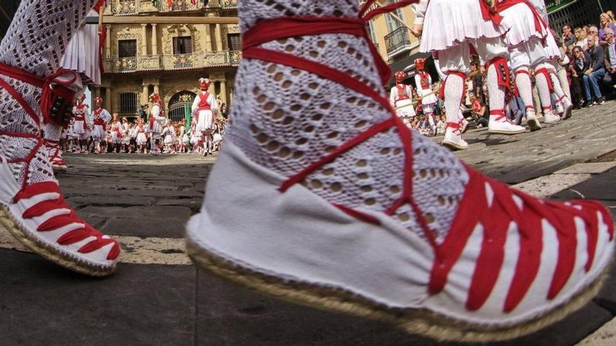 Imagen de detalle de los pies de un dantzari