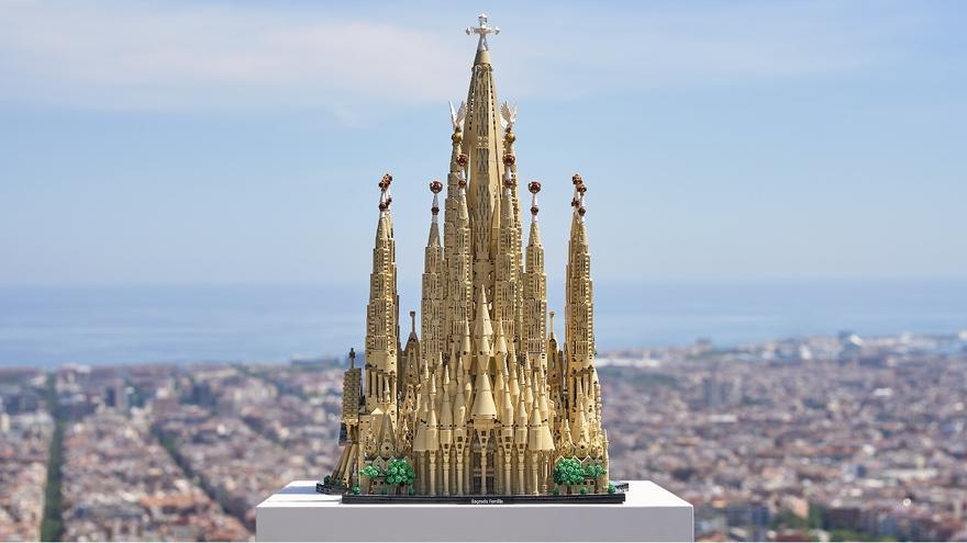 Lego homenajea a Gaudí con una Sagrada Familia de 12.060 piezas, el mayor set de su historia