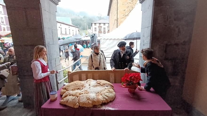 Más de 37 kilos de pan a bocados bajo la lluvia en Galdames