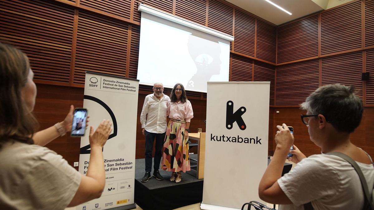 El director del Zinemaldia, José Luis Rebordinos, acompañado por la directora de Red Gipuzkoa de Kutxabank, Marta Madinabeitia, este martes en el Kursaal.