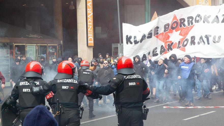 Cargas policiales y cuatro detenidos en la manifestación del 3 de Marzo en Vitoria