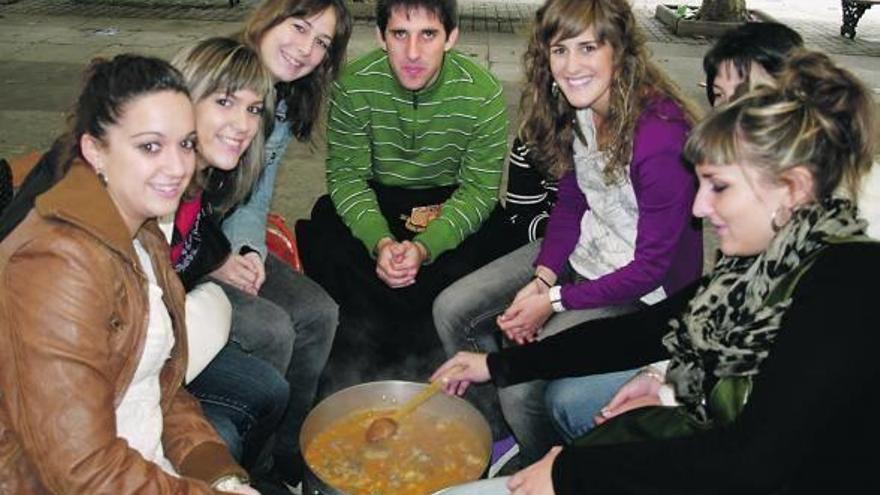 Esta cuadrilla de jóvenes fue la ganadora del primer concurso de calderetes.