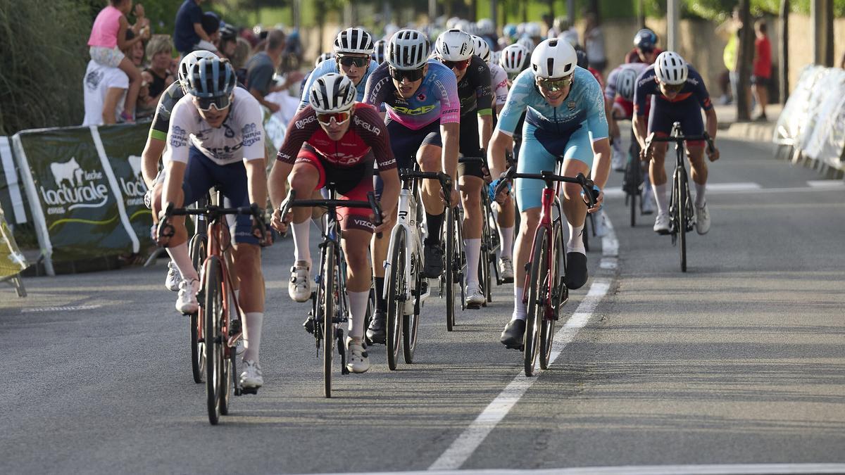 El esprint del pelotón en Mutilva, principio y final de la etapa.