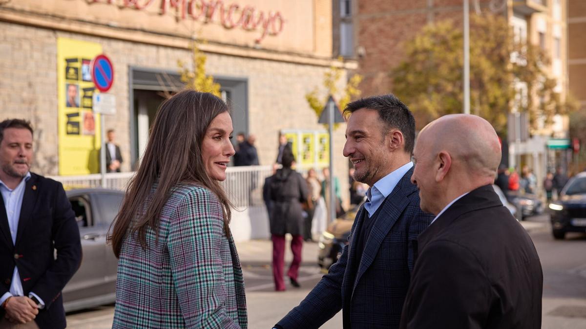 La reina Letizia saluda al director Alejandro Amenábar en presencia de Luis Alegre.