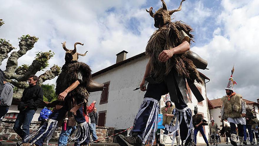 Los joaldunes exhiben su poderío en un momento del desfile.