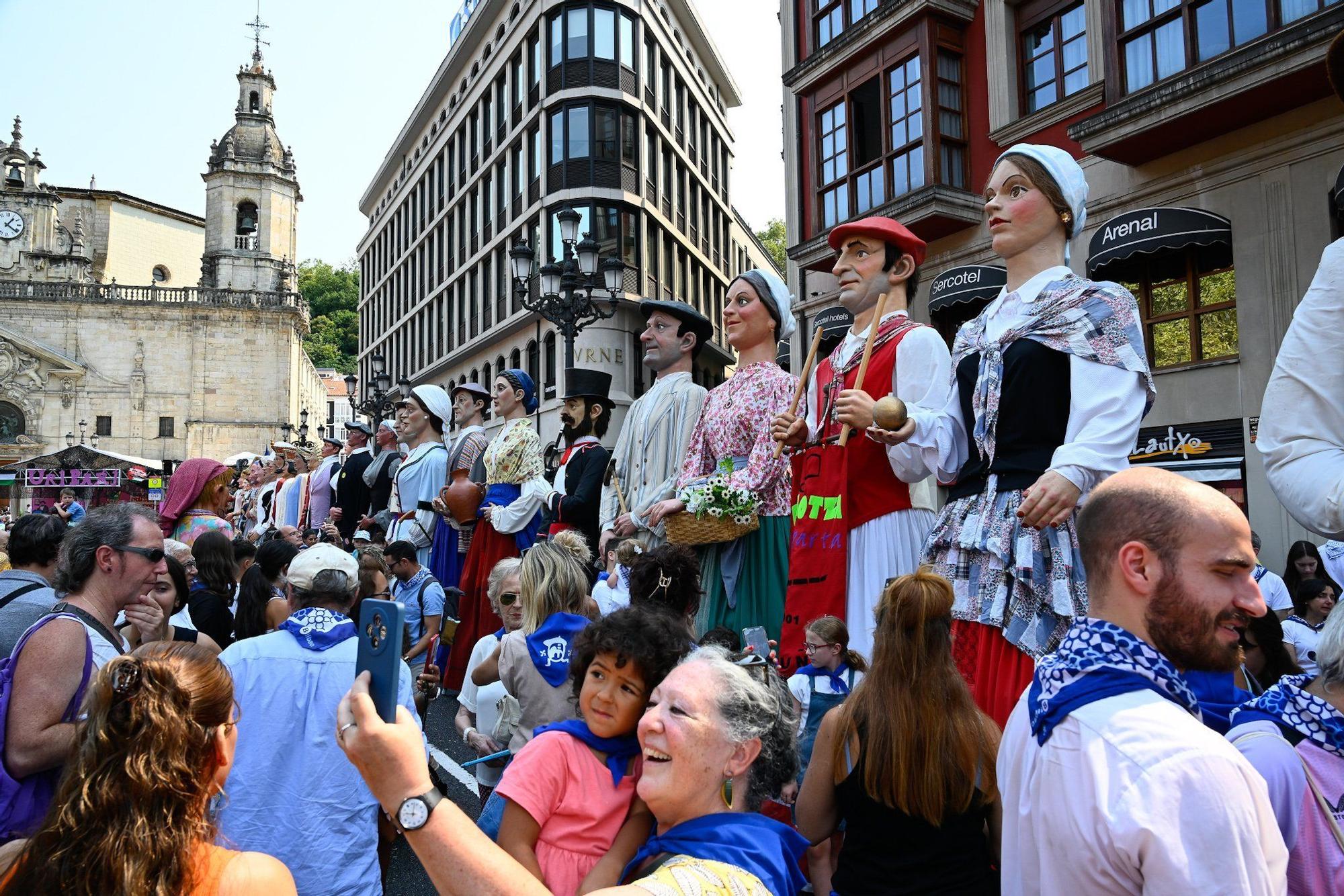 En imágenes: Los gigantes y cabezudos despiden Aste Nagusia a lo grande