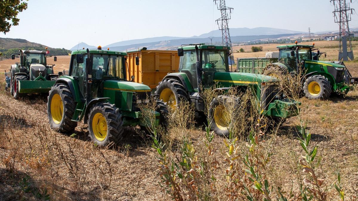 Tractores paralizados en la Comarca de Pamplona este jueves por la prohibición de trabajar en el campo.