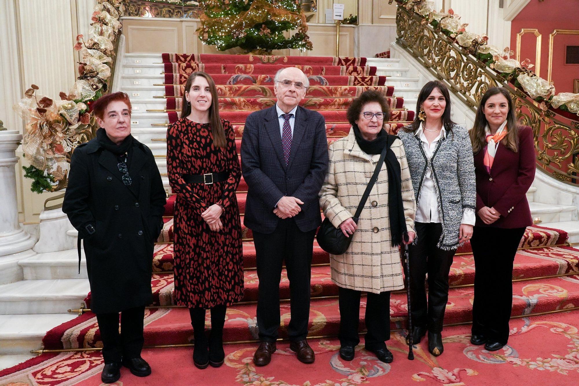 La hija del poeta, Andere Aresti, con Eider Inunziaga y Andrés Urrutia, junto a Meli Esteban, viuda de Gabriel Aresti, Leixuri Arrizabalaga y Carmen Martínez Guerra. Fotos: José Mari Martínez.