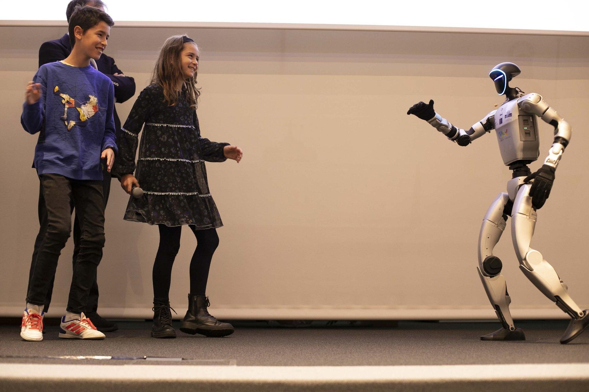 En imágenes: Así es SAAKI, el nuevo robot pediátrico que ayudará a los niños ingresados en el HUA-Txagorritxu