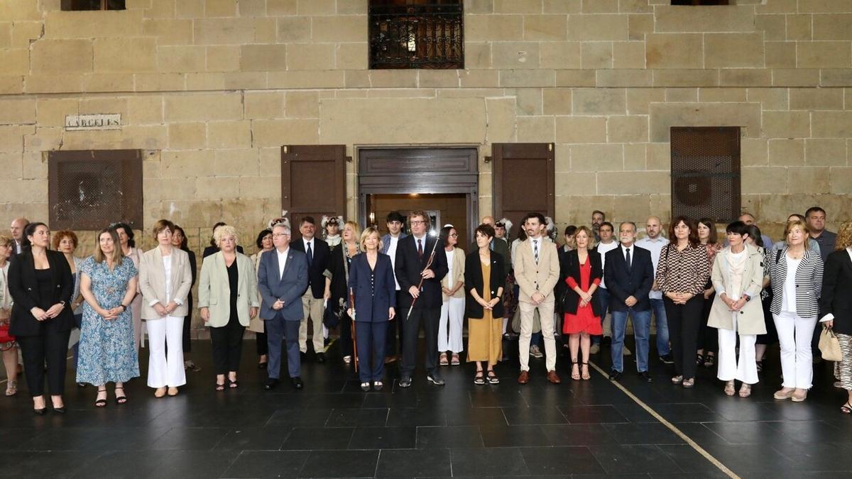 Los representantes de las Juntas Generales posan antes del Pleno Itinerante de 2023 en Oiartzun