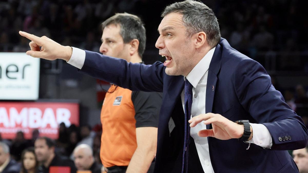 Paolo Galbiati realiza indicaciones en el último Baskonia-Bilbao Basket de Liga ACB.