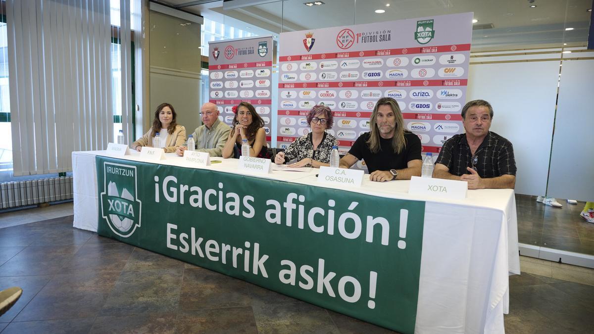Desde la izquierda: Edurne Iriguibel (Magna), José Carlos Garde (FNF), Maider Beloki (Ayuntamiento de Pamplona), César Muniáin (Osasuna) y Taton Arregui (Presidente del Xota).