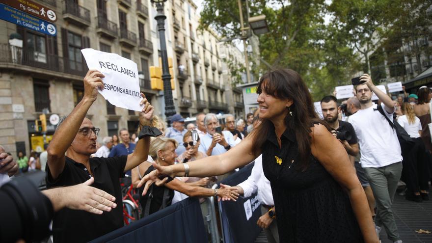 Borràs rechaza el boicot en el acto del 17-A pero defiende su saludo a los manifestantes