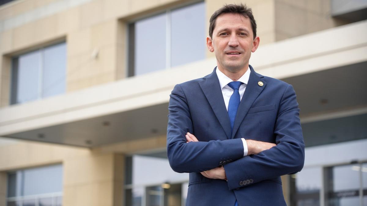 Noël d&#039;Anjou, ante la sede del Gobierno vasco en Lakua.