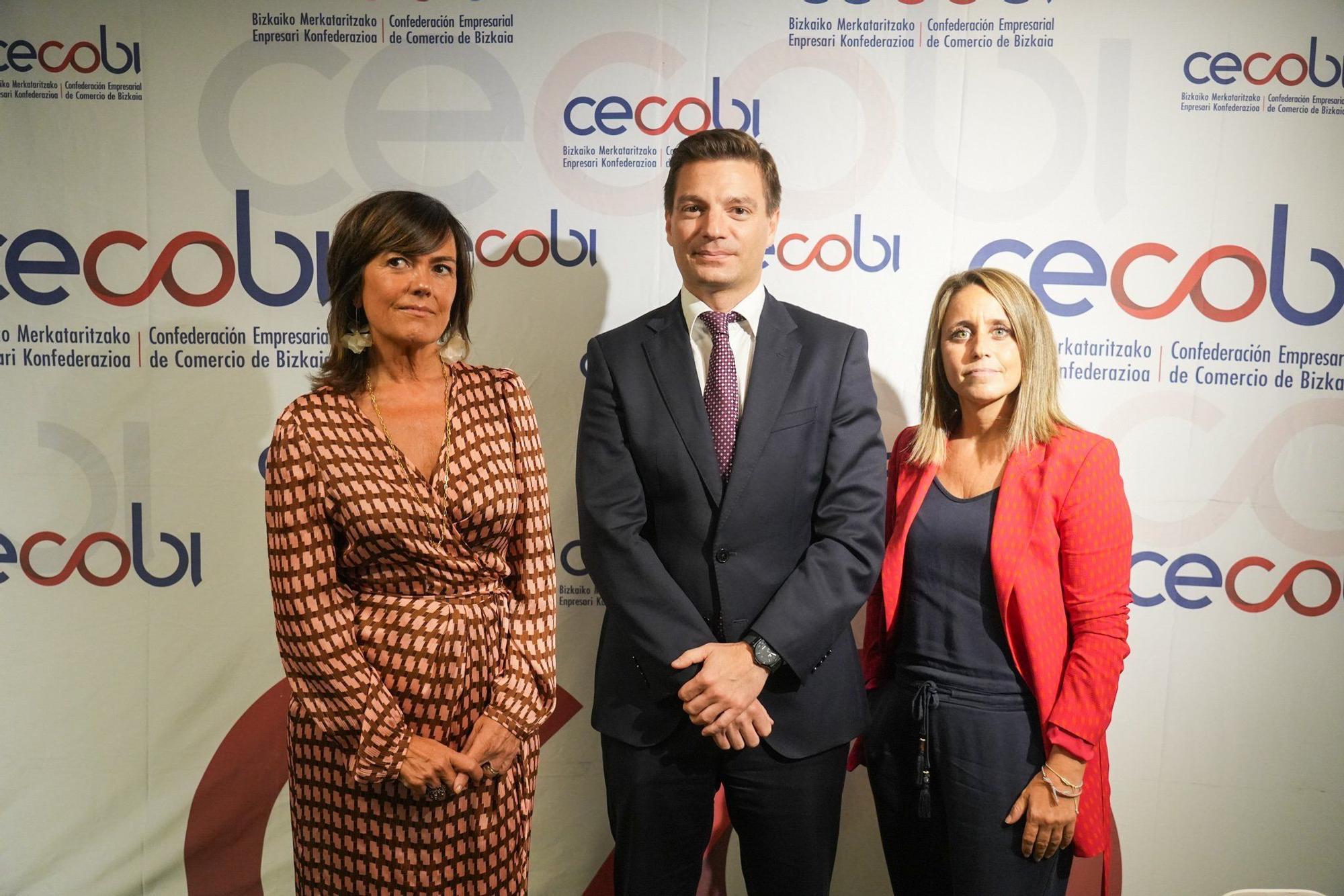 La directora foral, Cristina Múgica; Mikel Gómez y la secretaria general, Marta Fernández, posaron en el ‘universo’ de los sentidos.