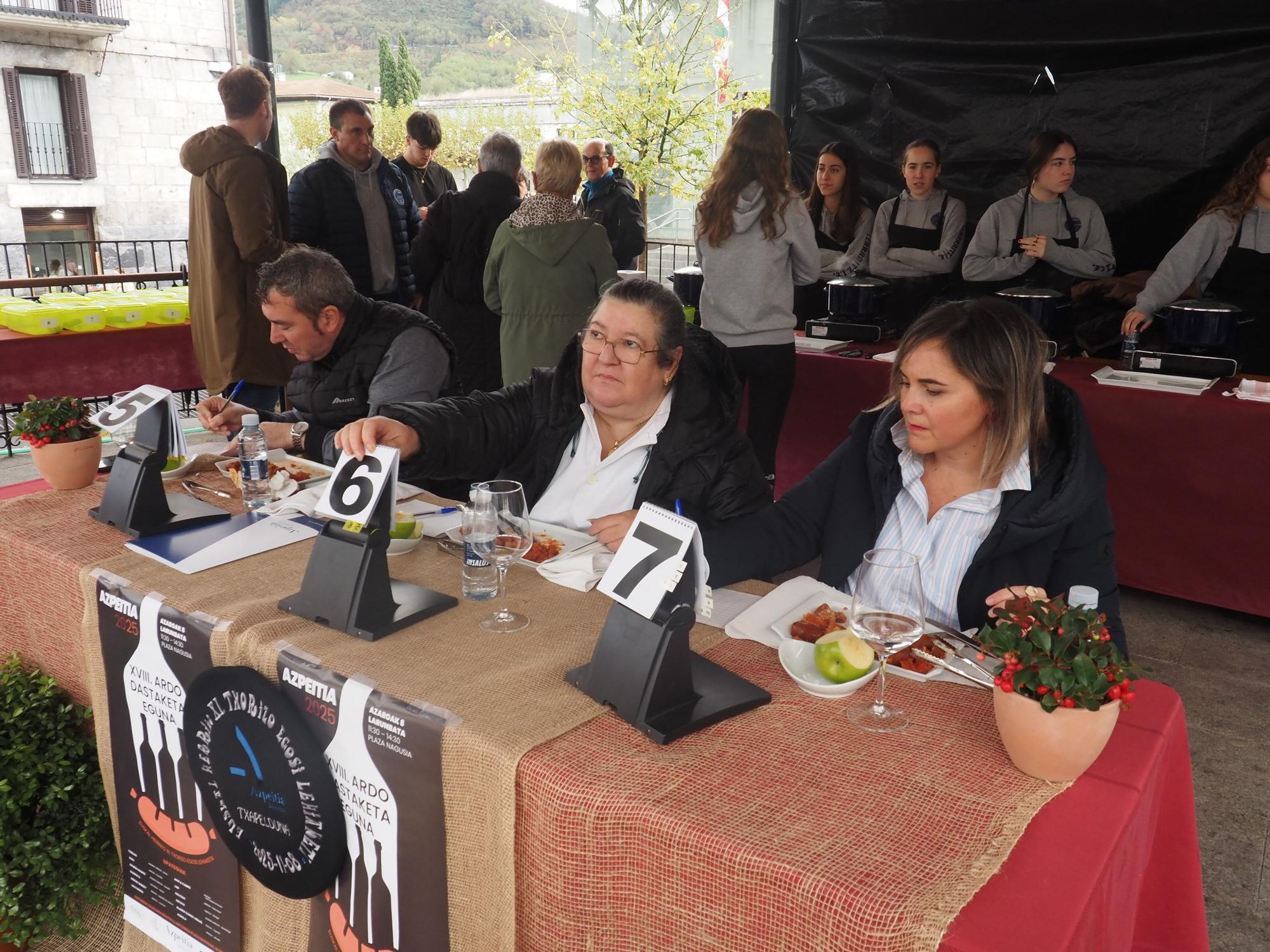 Vino y chorizo, fórmula imbatible contra el mal tiempo en Azpeitia