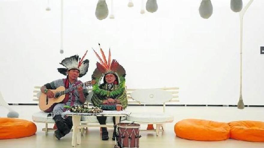 Los indios del Amazonas Txana Bane Fabiano Sales y Ayani Manouca Mateus, ayer en una de las instalaciones de Neto.