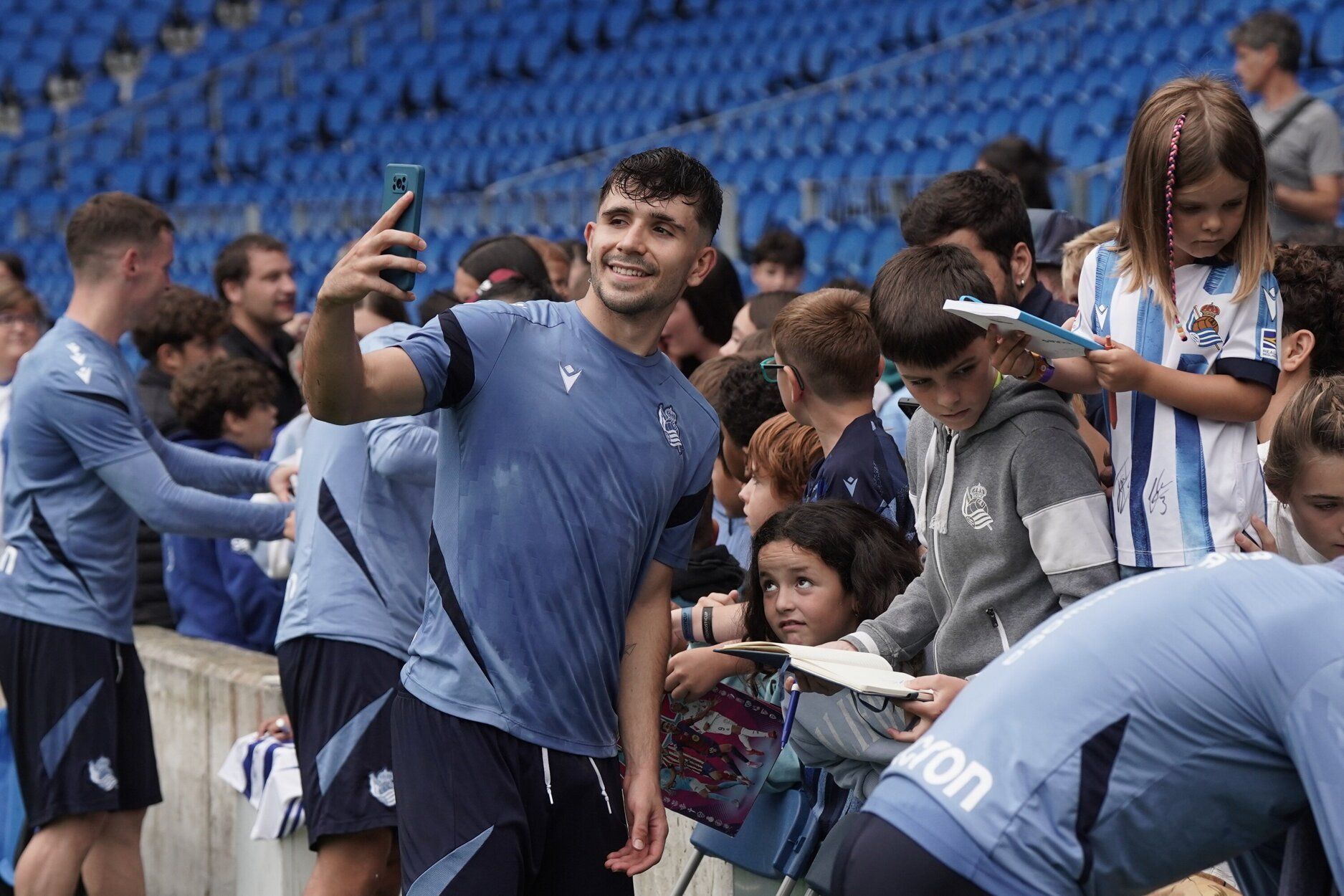 El entrenamiento de la Real a puerta abierta en Anoeta, en imágenes