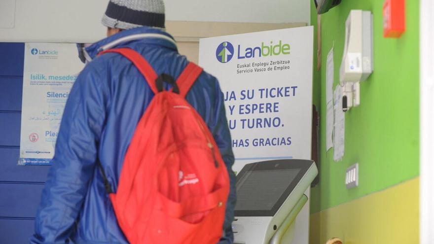 Un solicitante de ayudas sociales en la entrada de una oficina de Lanbide.