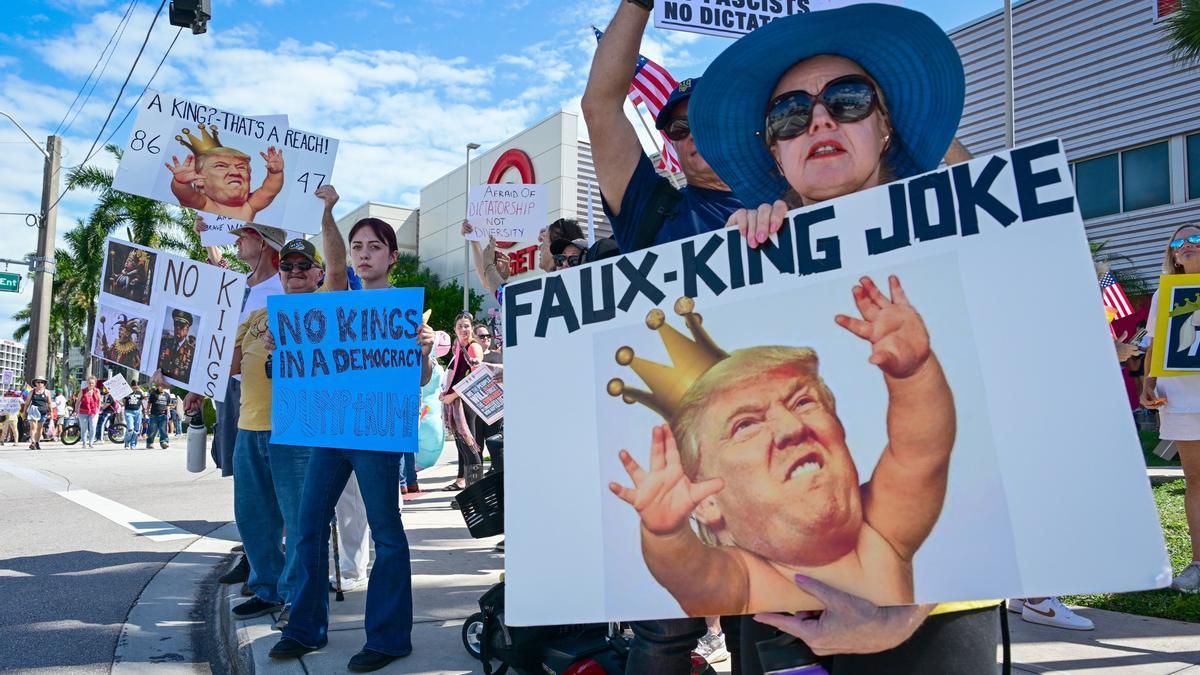 Imagen de una pancarta en una protesta contra Trump