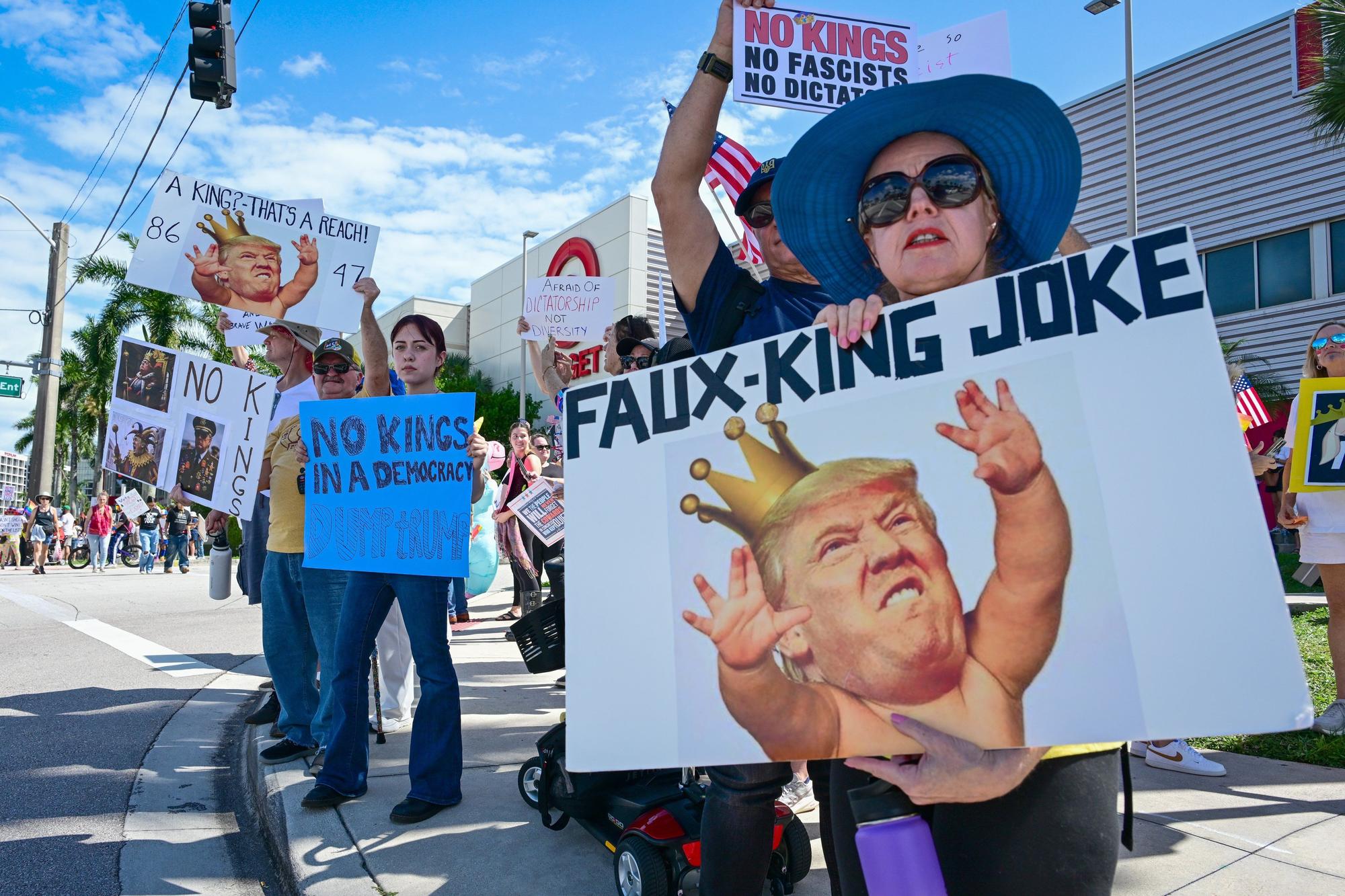 Miles de estadounidenses protestan contra Trump: "No queremos reyes"