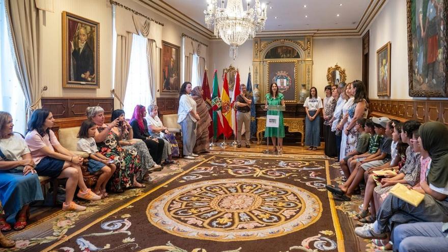 Abegi familiekin uda Gasteizen eta Araban igaroko duten 26 haur sahararrei ongietorria egin diete