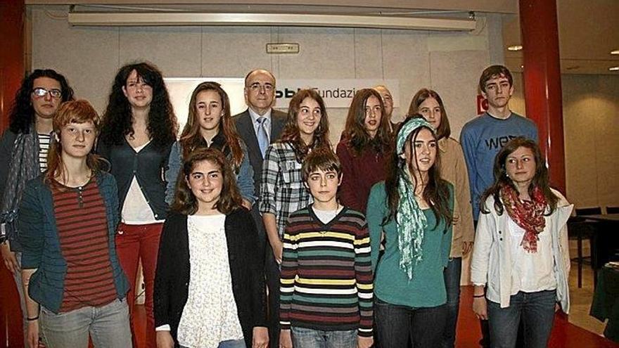 Los premiados, ayer junto a los responsables de Euskaltzaindia.