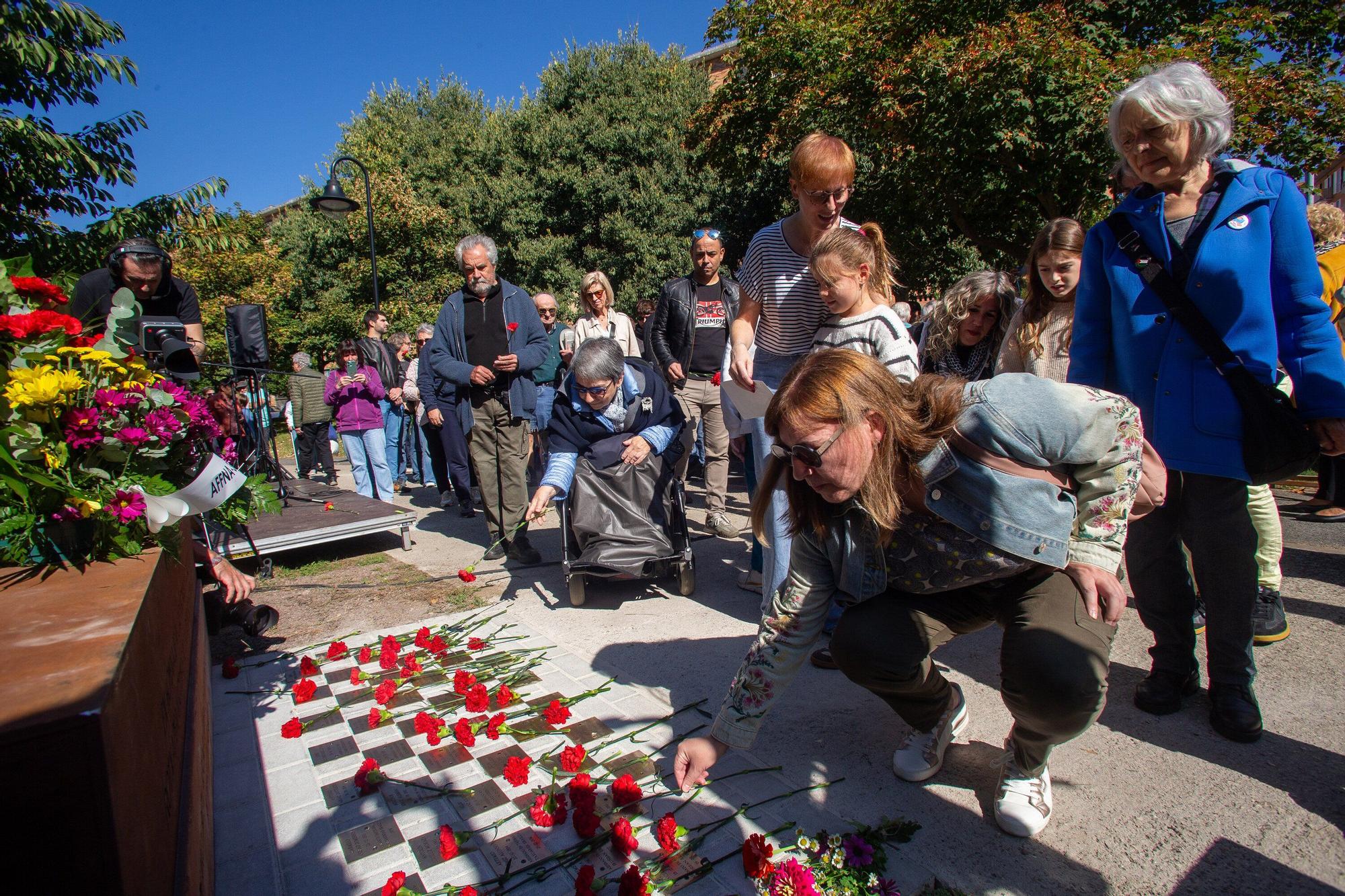 Inauguración del monumento en homenaje a las víctimas de la represión franquista en la Rochapea