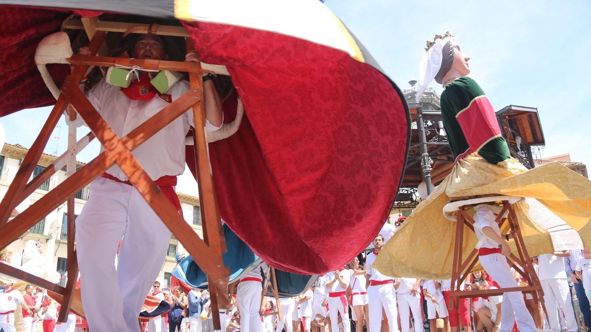 Baile espectacular de los gigantes en la plaza de Los Fueros de Tudela.