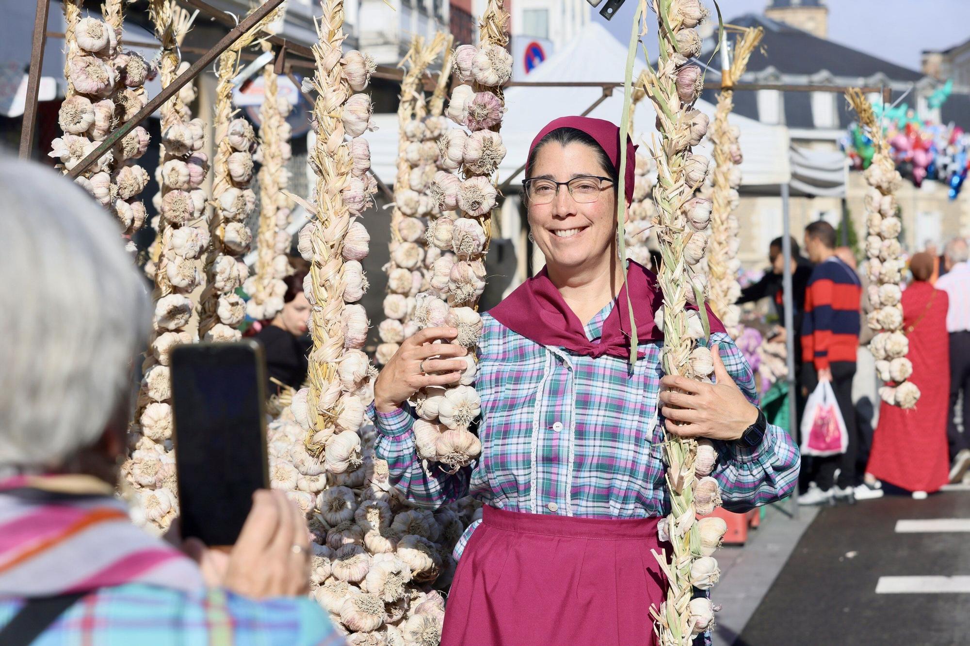 En imágenes: La feria de ajos atrae a los vitorianos un año más