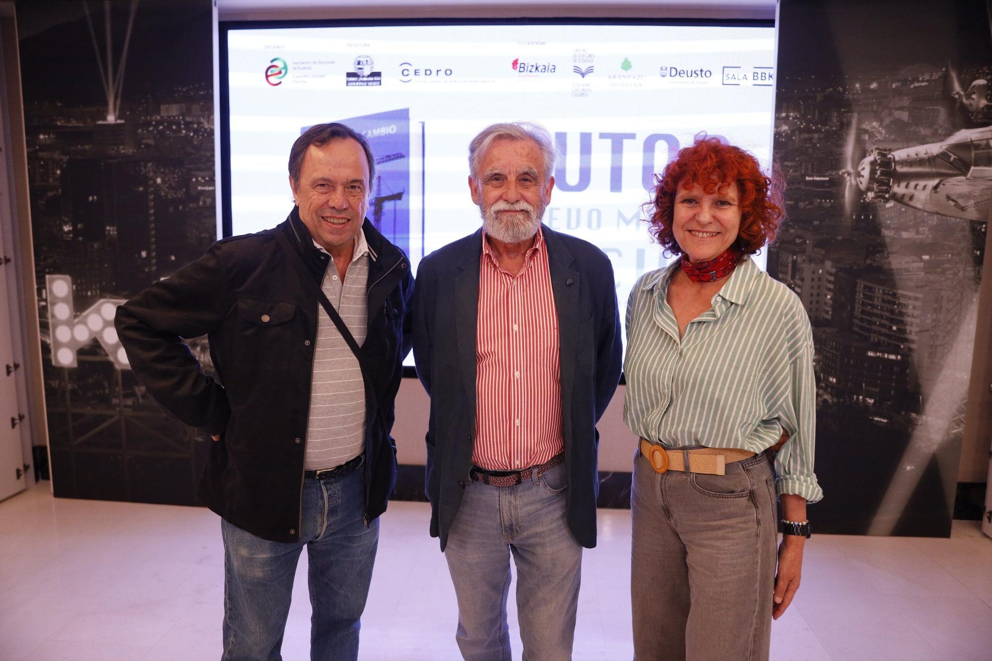 El escrito Javier Rebollo, Javier Maura y la vicepresidenta de la Asociación de Escritores de Euskadi, Beatriz Celaya.
