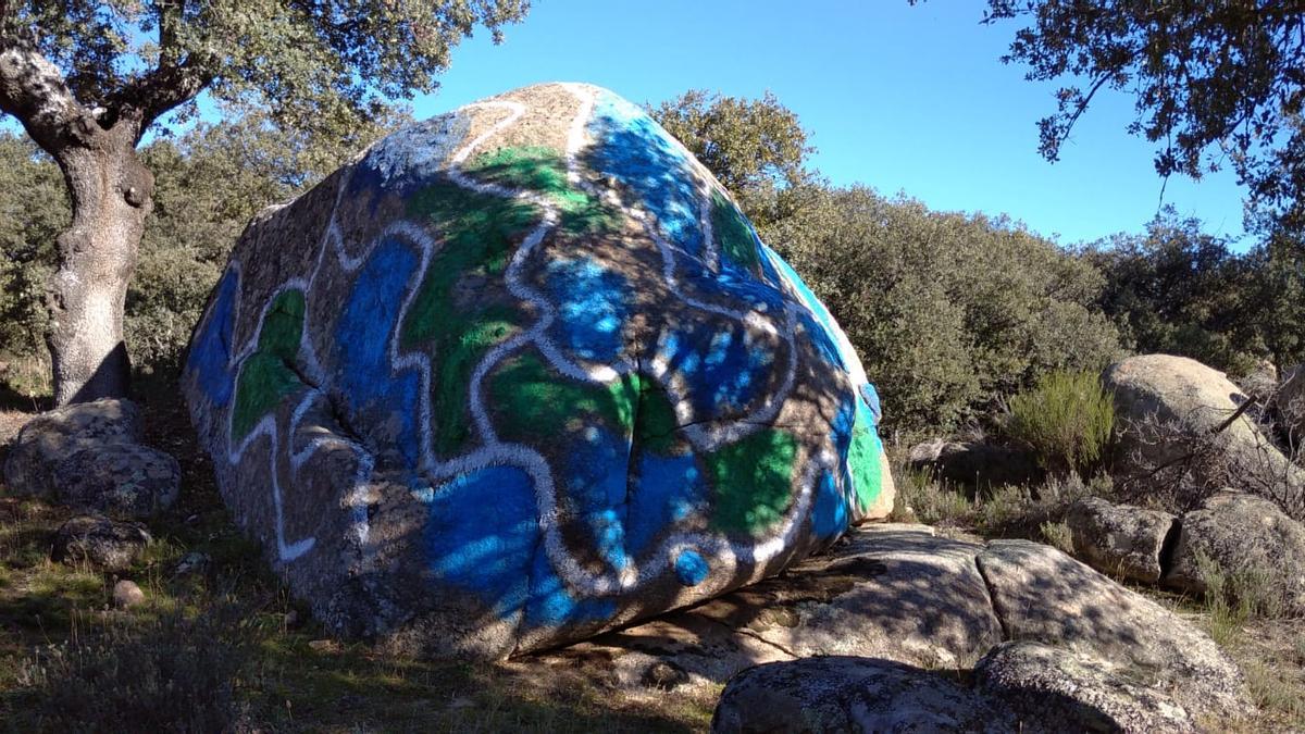 El pintado, en colores diferentes, se realizó tanto en grupos de piedras como en rocas individuales.