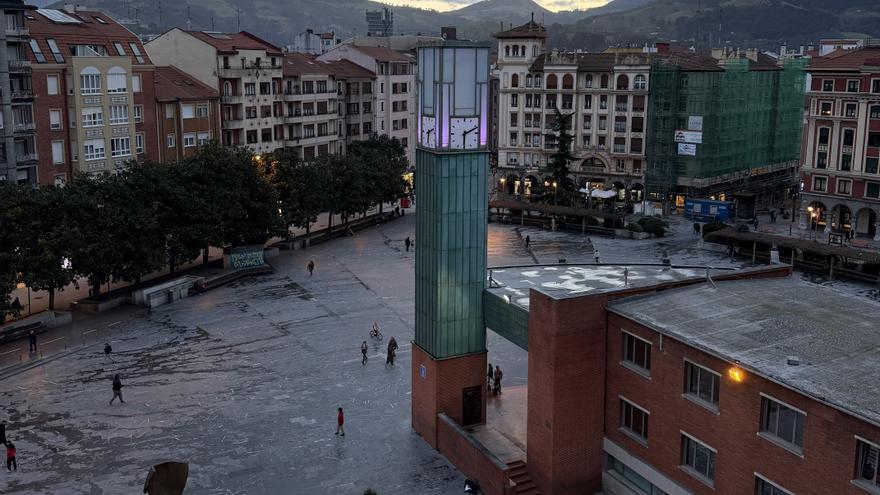 La iluminación del reloj de la Herriko Plaza se apagará el sábado durante una hora