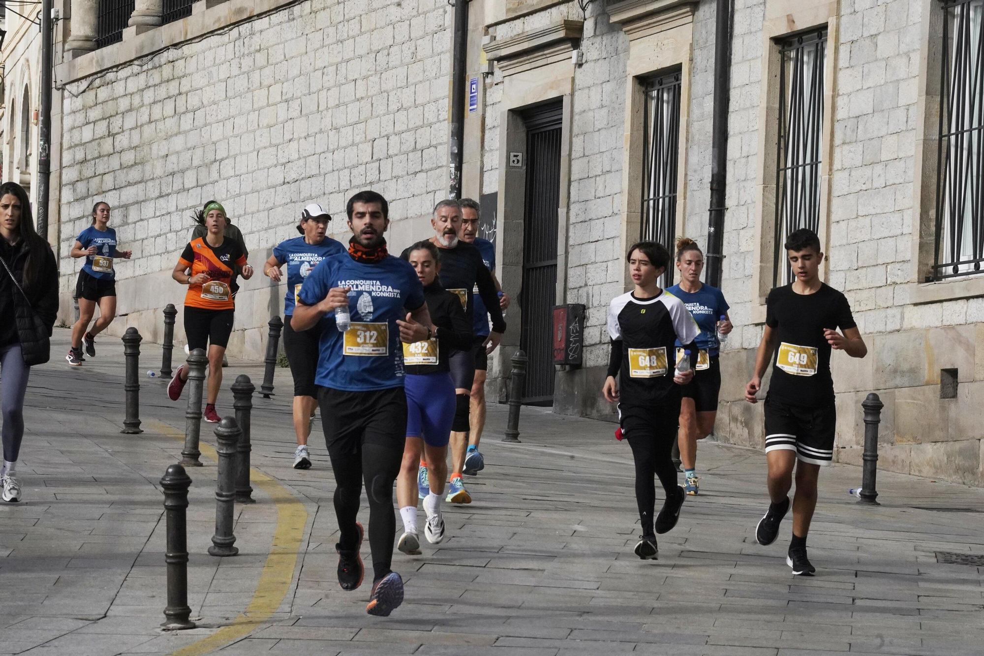 En imágenes: Miles de personas conquistan la Almendra de Gasteiz