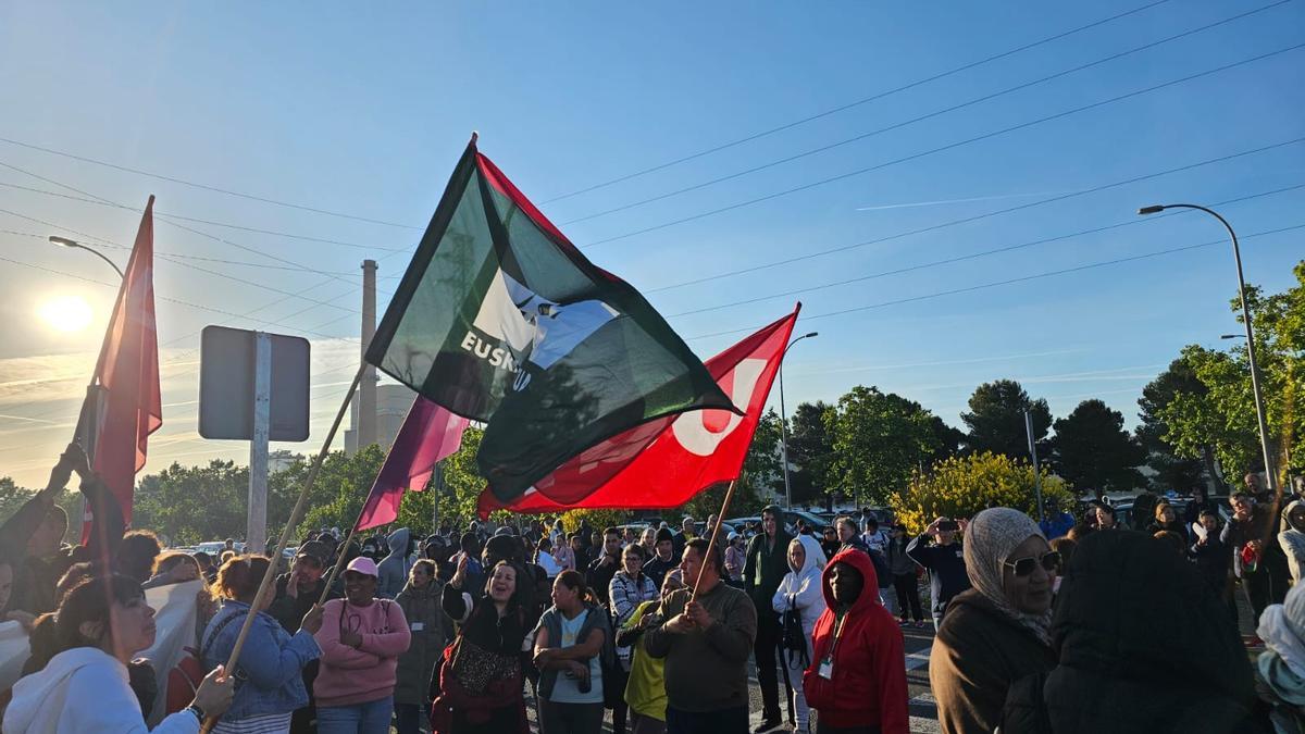 Trabajadores y trabajadoras de Uvesa reclaman un convenio propio en la puerta de las instalaciones este martes por la mañana.
