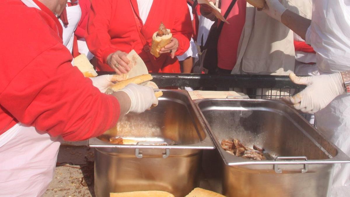 Vecinos recogiendo sus bocadillos para la merienda.