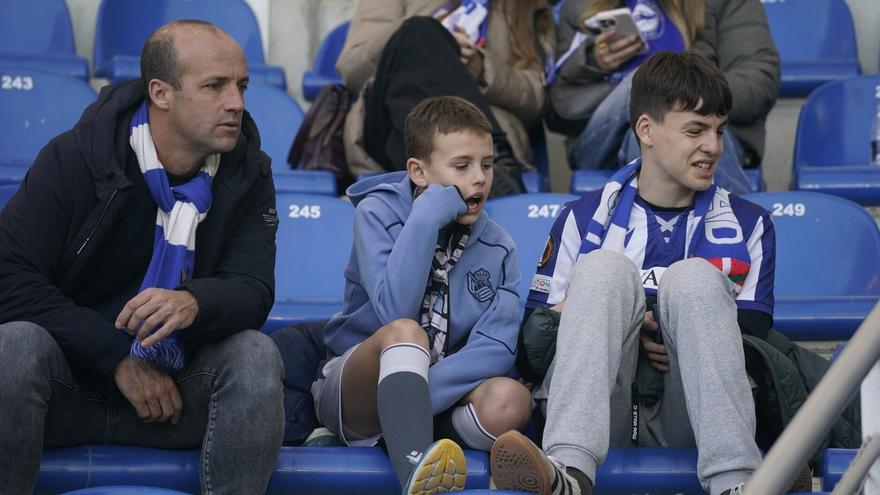 Ambientazo en las gradas de Mendizorrotza para ver el derbi
