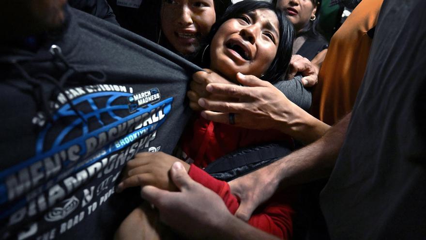 Carol Guzy, con la imagen de una familia separada por ICE, gana el World Press Photo