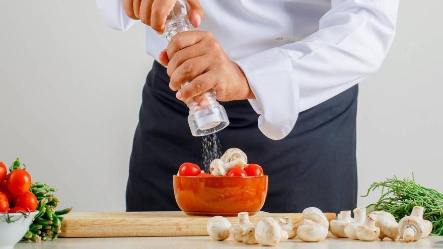 La sal produce retención de líquidos, ¿sí o no? La nutricionista Sandra Moñino tiene la respuesta