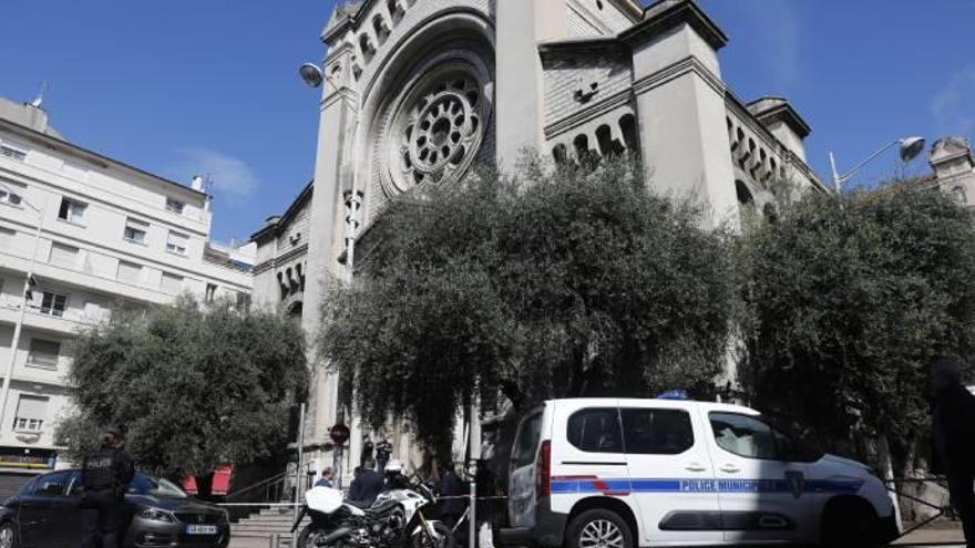 Apuñala a un sacerdorte y a una monja en una iglesia de Niza al grito de &quot;debemos matar a Macron&quot;